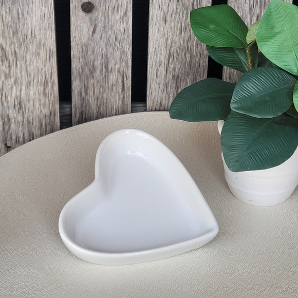 pacific island creations Other - Charming White Heart-Shaped Ceramic Dish- Pacific Island Creations